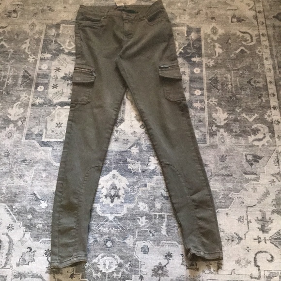 🛑SOLD🛑Comfy super slim leg olive green cargo pant - Picture 2 of 15